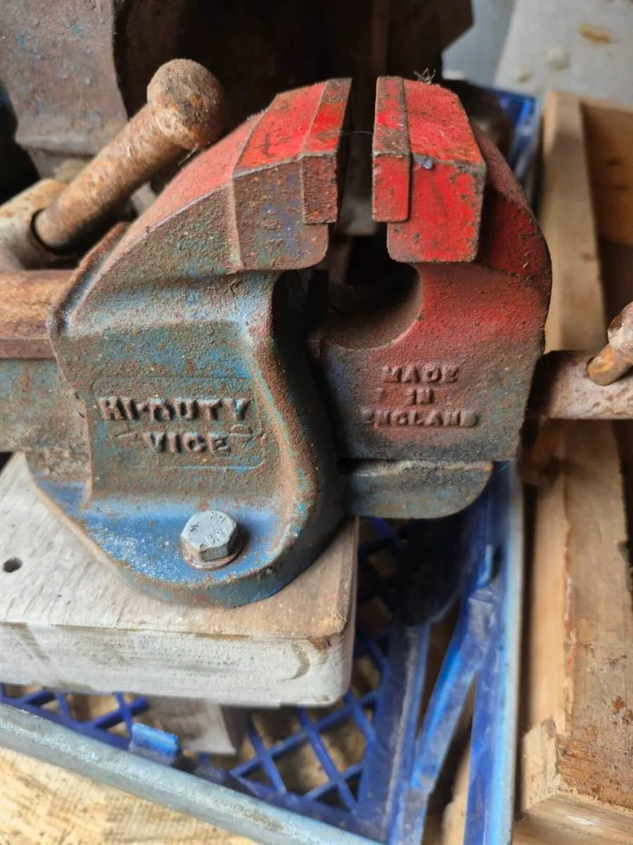 Record and woden vises - Image 4