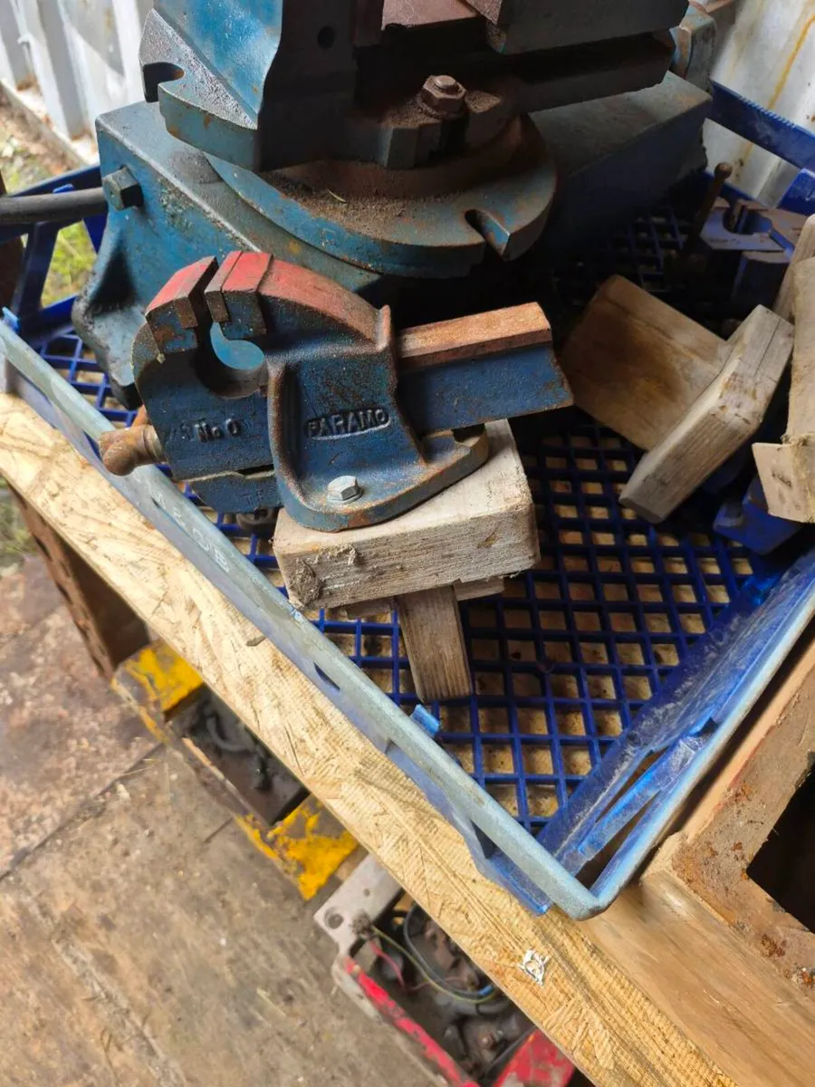 Record and woden vises - Image 2