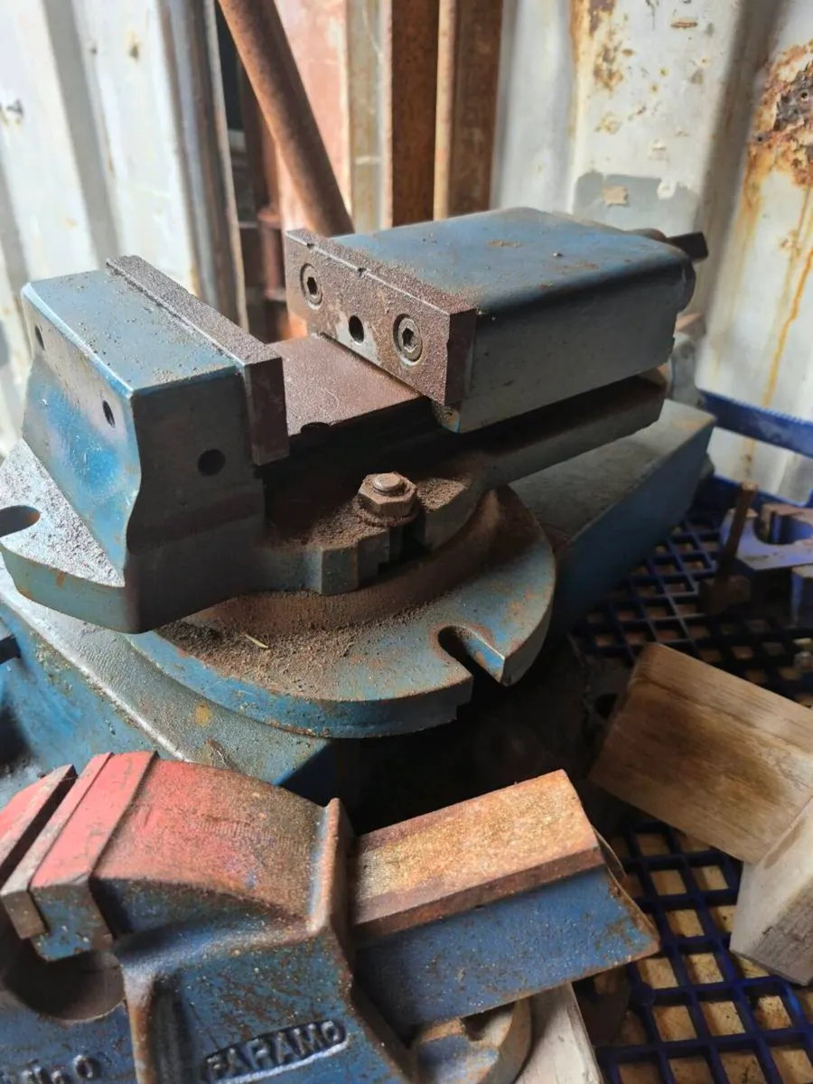 Record and woden vises - Image 3