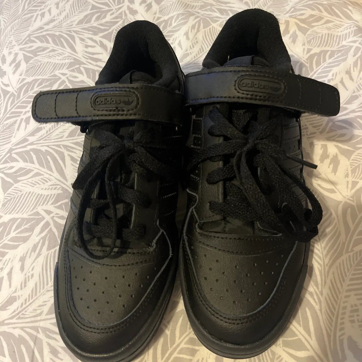 Kids school runners- size 4UK - Image 1