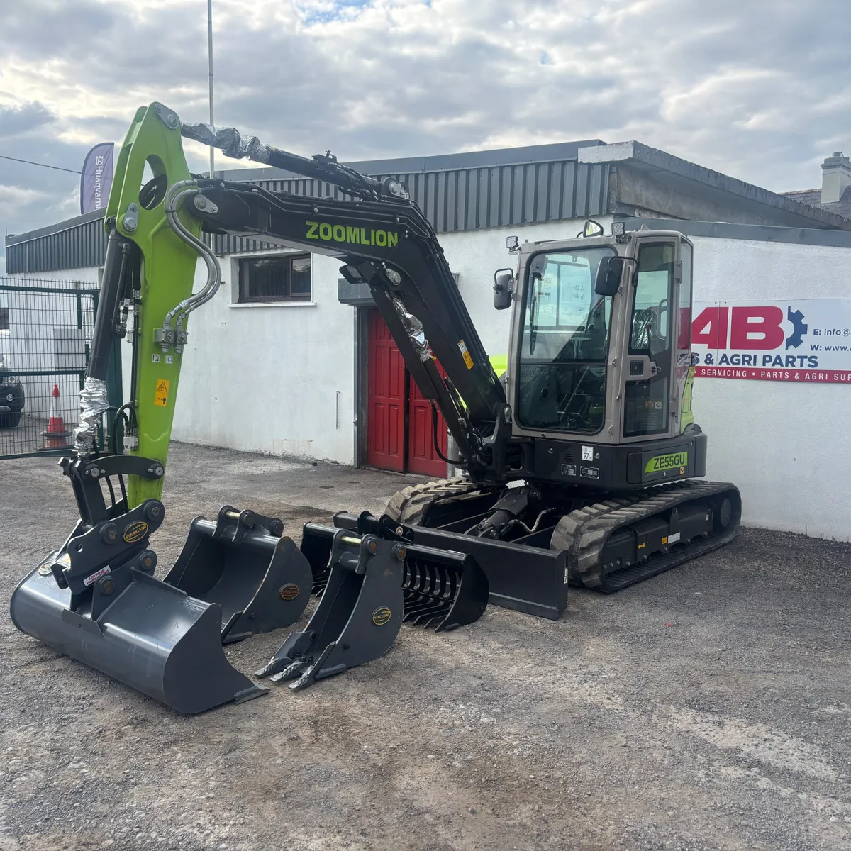 Zoomlion ZE55GU 5.5t Excavator For Sale - Image 2