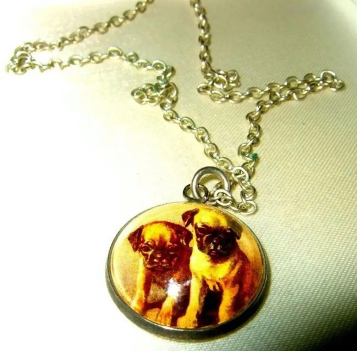 Vintage Cabouchon Pendant & Silver Chain - Image 2