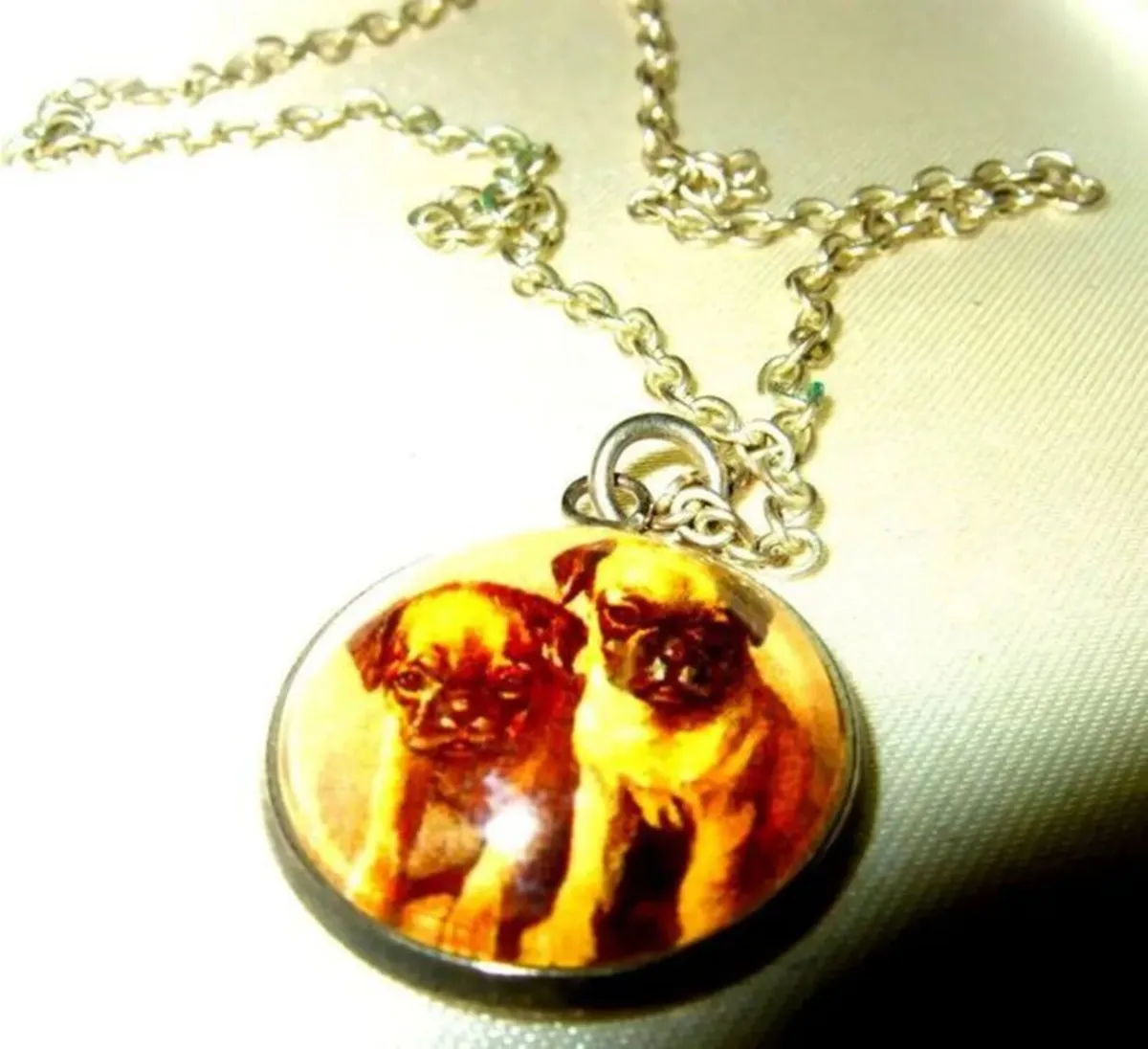 Vintage Cabouchon Pendant & Silver Chain - Image 1
