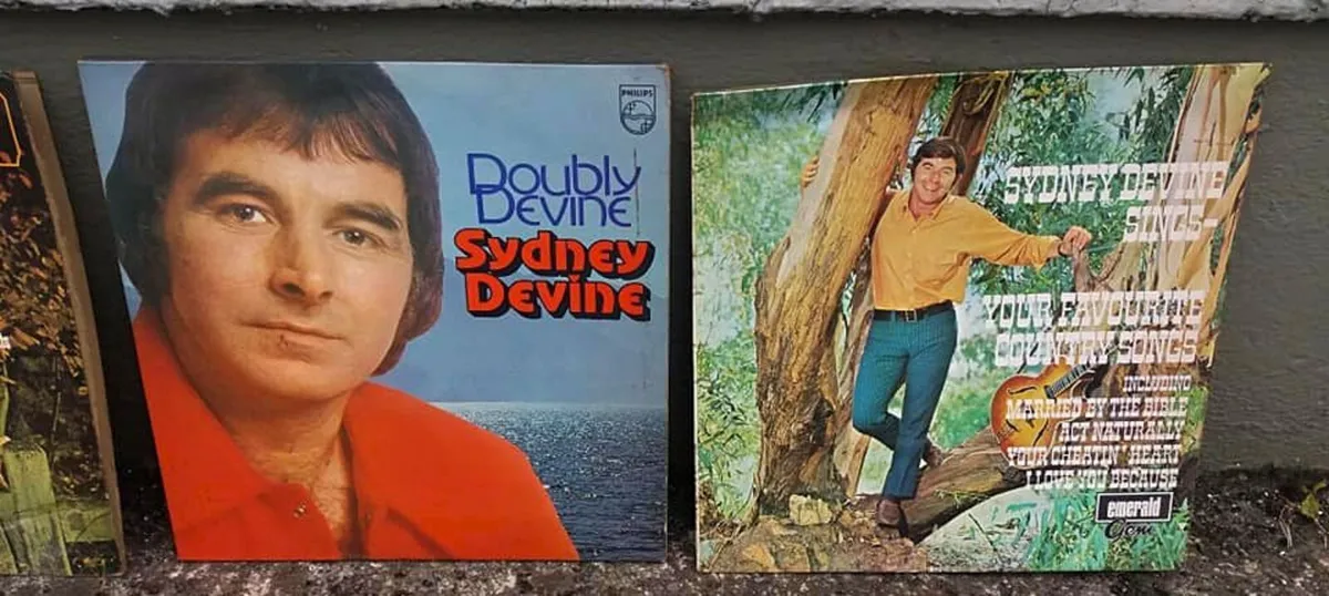 5 Sydney Devine vinyl albums - Image 1