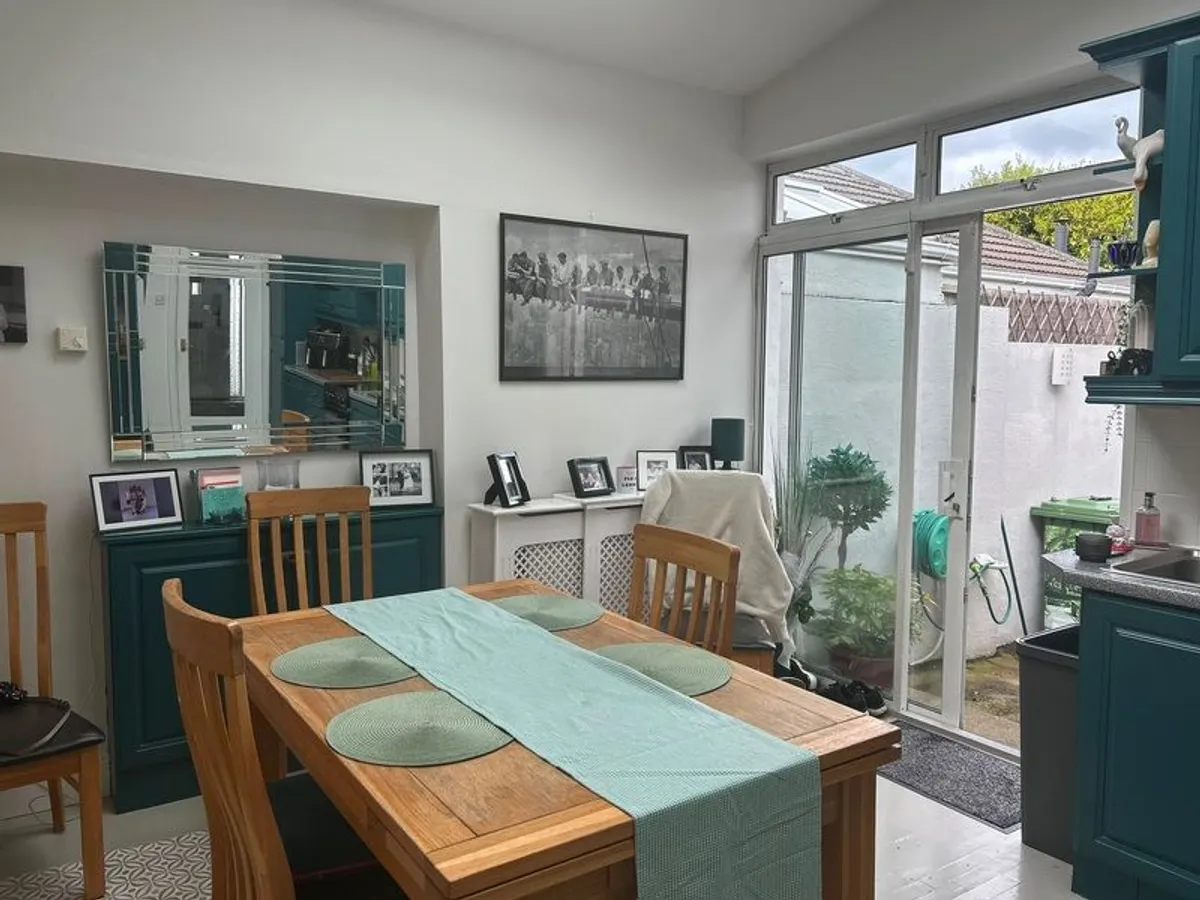 kitchen table and 6 chairs - Image 1