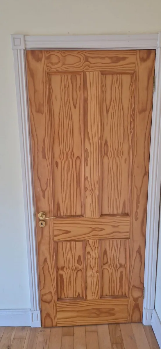 7 x four panel pine veneered internal doors - Image 1