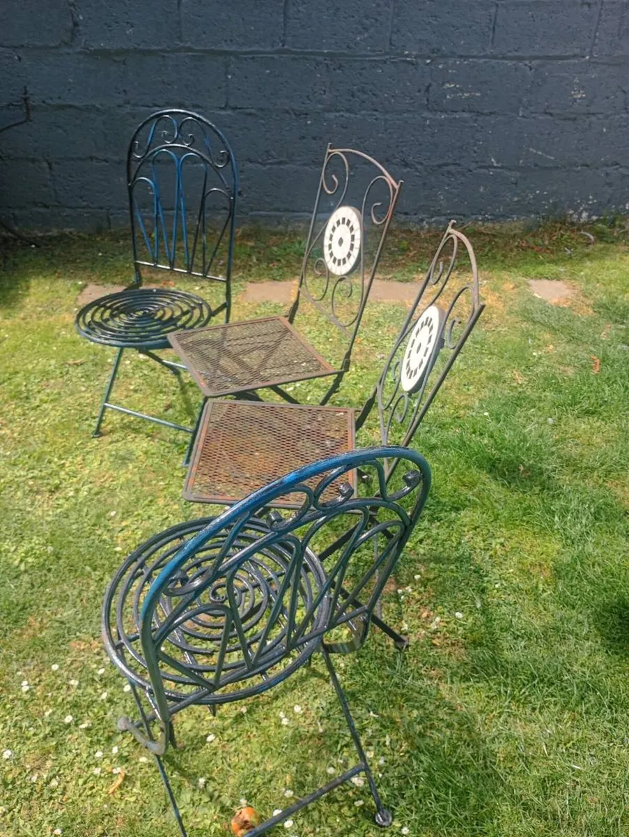 2 iron folding outdoor chairs 20e for the 4 - Image 1