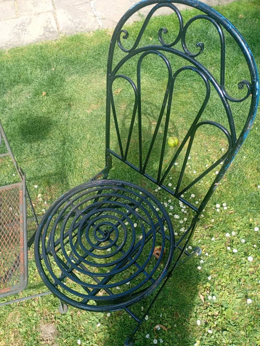 2 iron folding outdoor chairs 20e for the 4 - Image 2