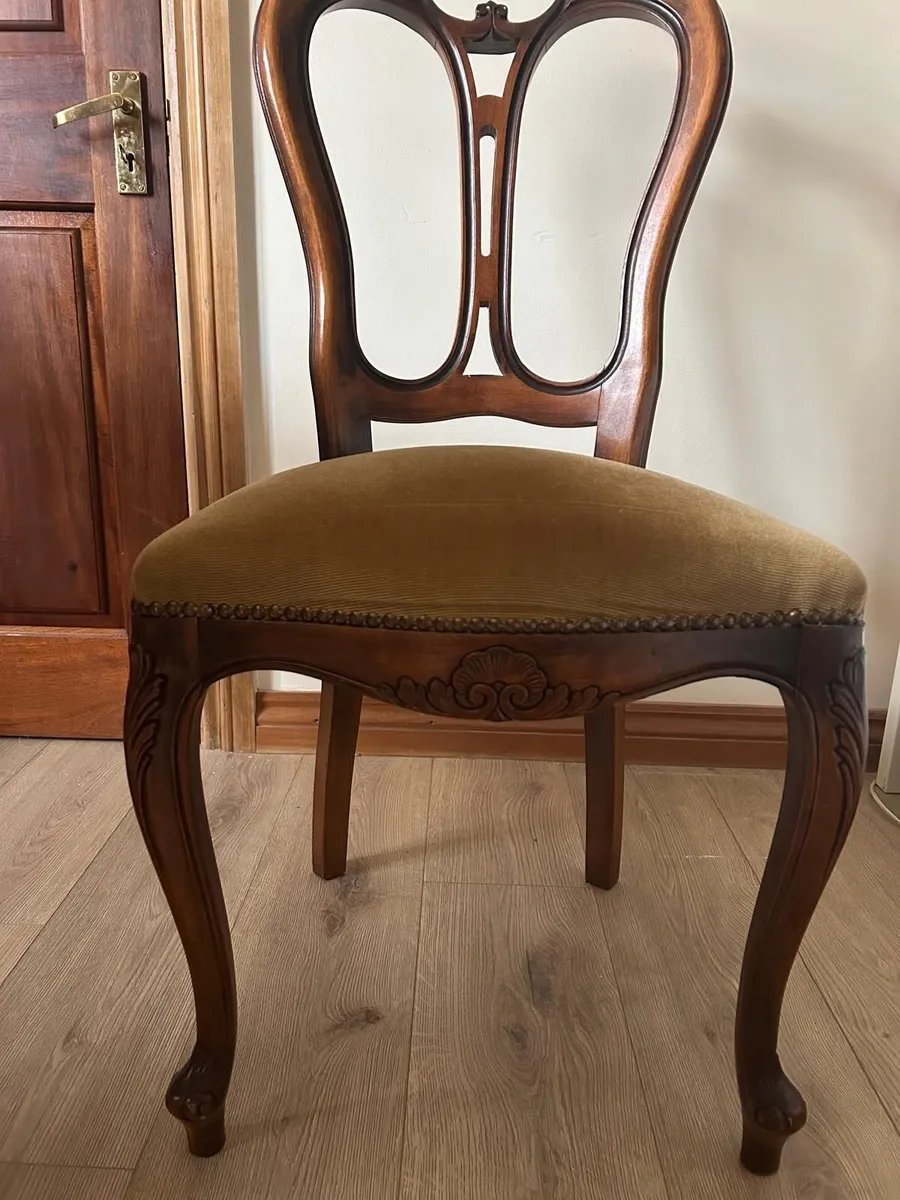 Table and chairs, and Cabinet - Image 4