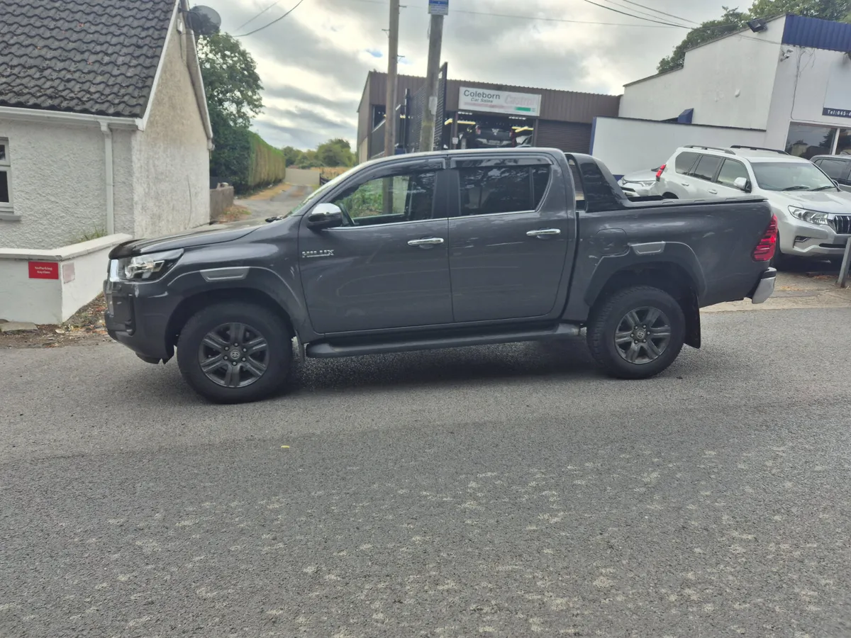 Toyota Hilux 2025 - Image 2