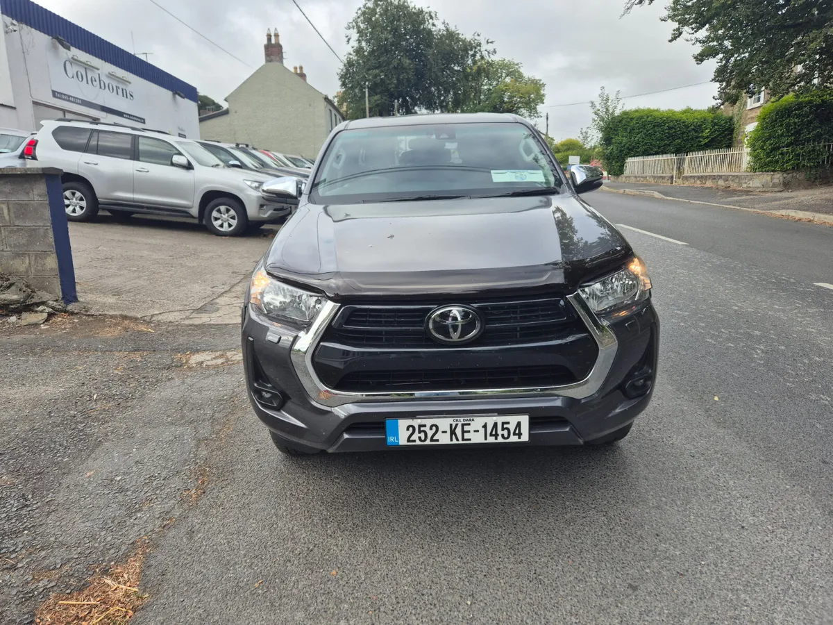 Toyota Hilux 2025 - Image 1