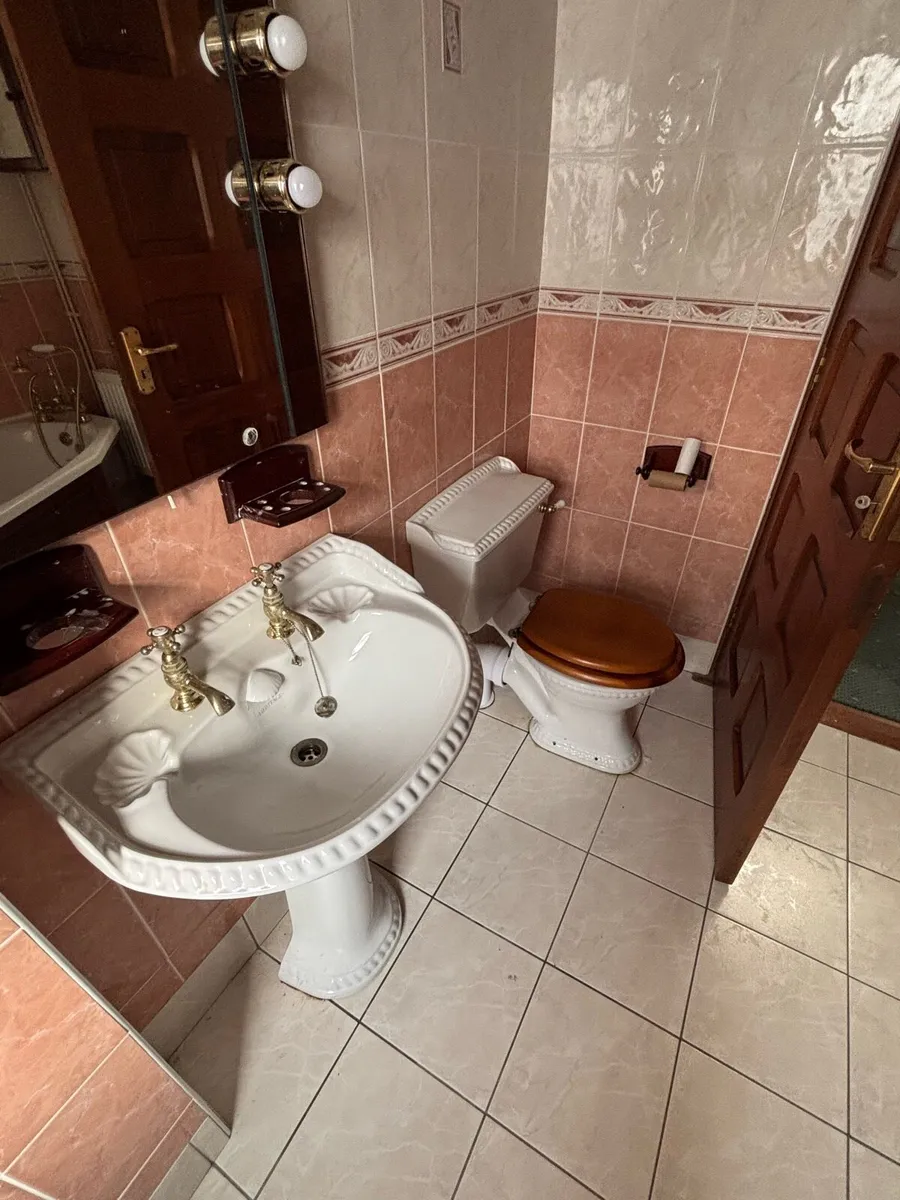 Bathroom suite - Image 1