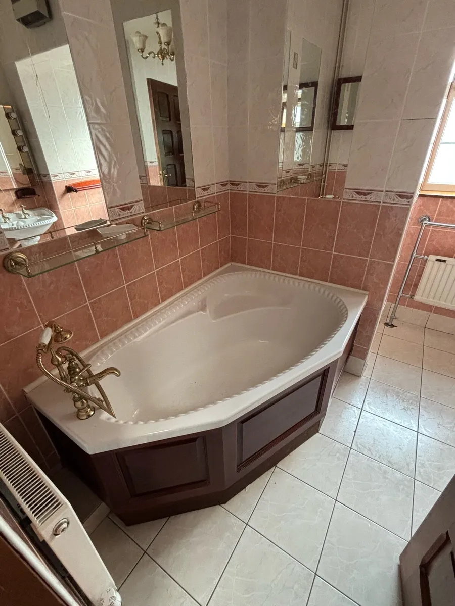 Bathroom suite - Image 2