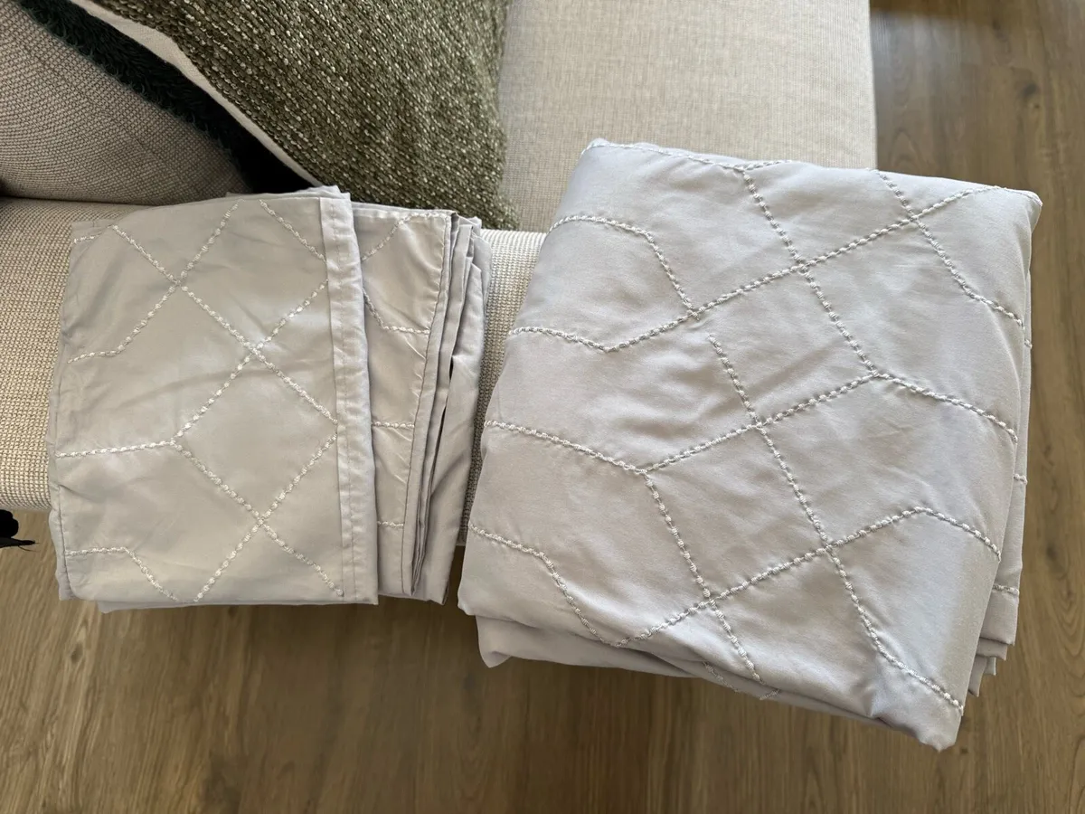 Grey king size duvet cover set in great condition