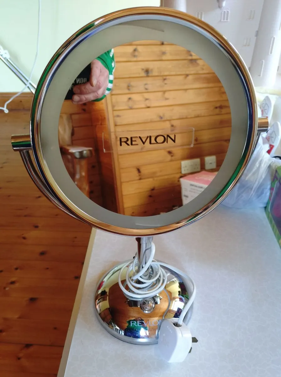 REVLON MAGNIFYING MAKEUP MIRROR, WIRED (USED). - Image 1