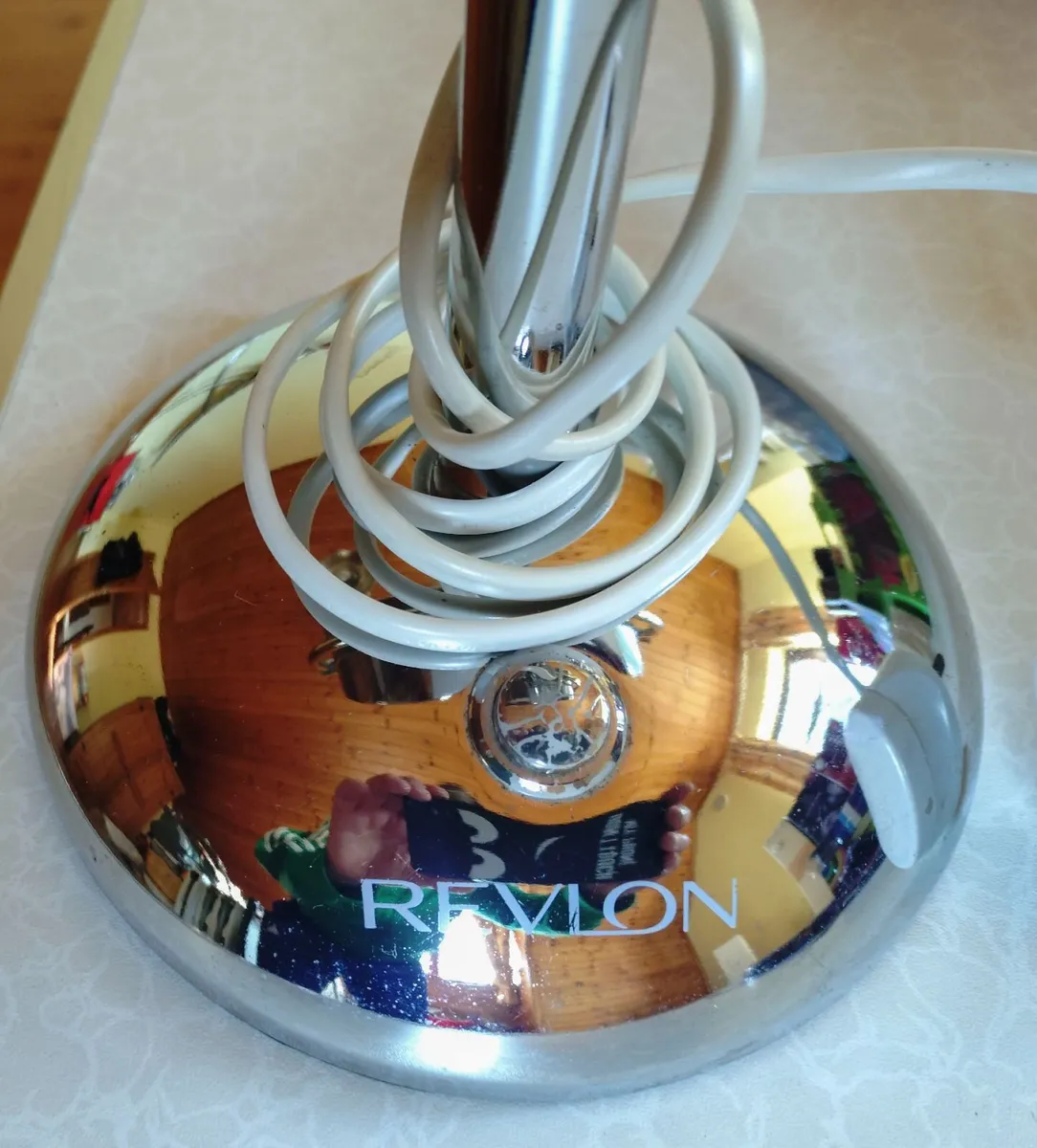 REVLON MAGNIFYING MAKEUP MIRROR, WIRED (USED). - Image 2