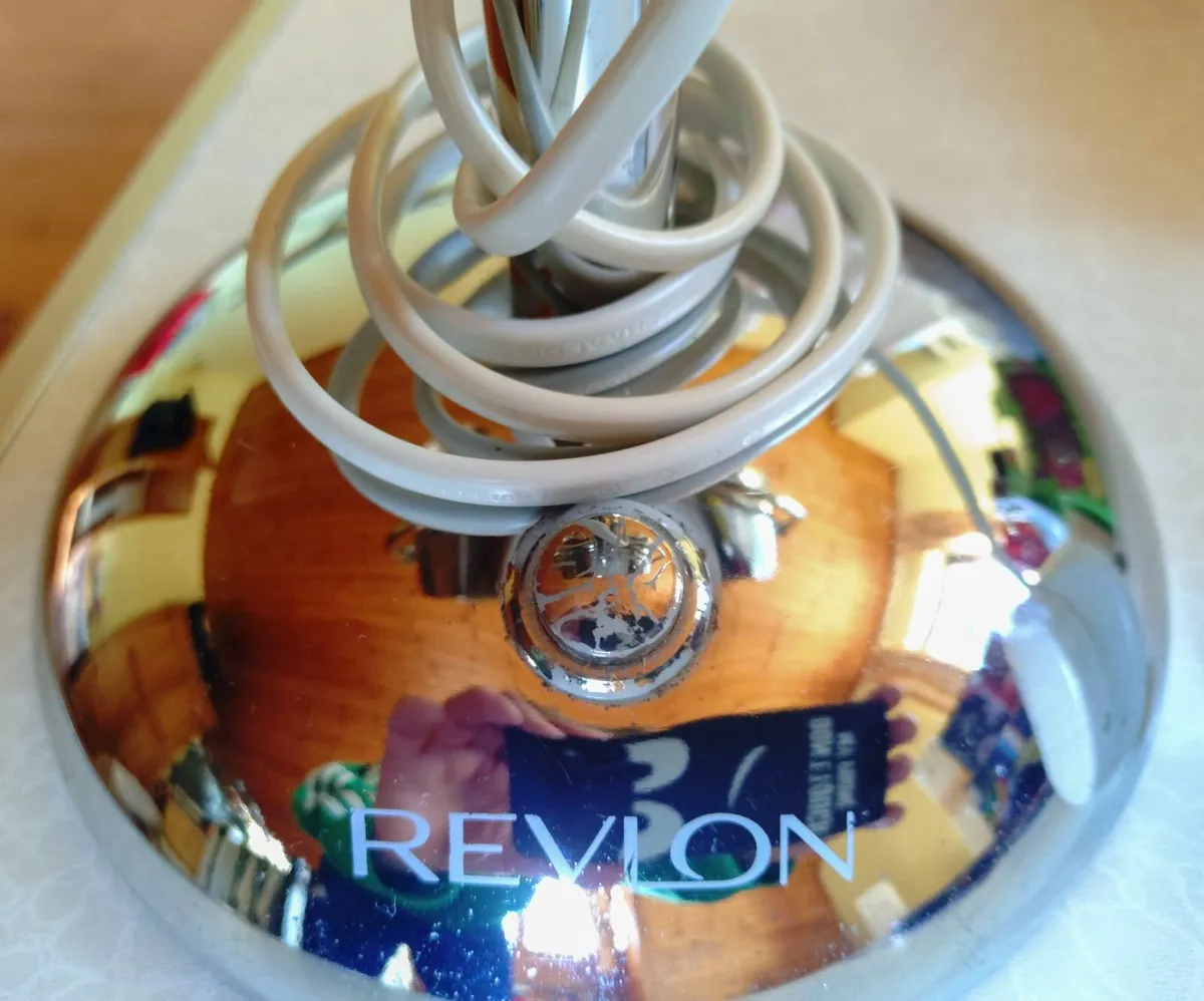 REVLON MAGNIFYING MAKEUP MIRROR, WIRED (USED). - Image 3