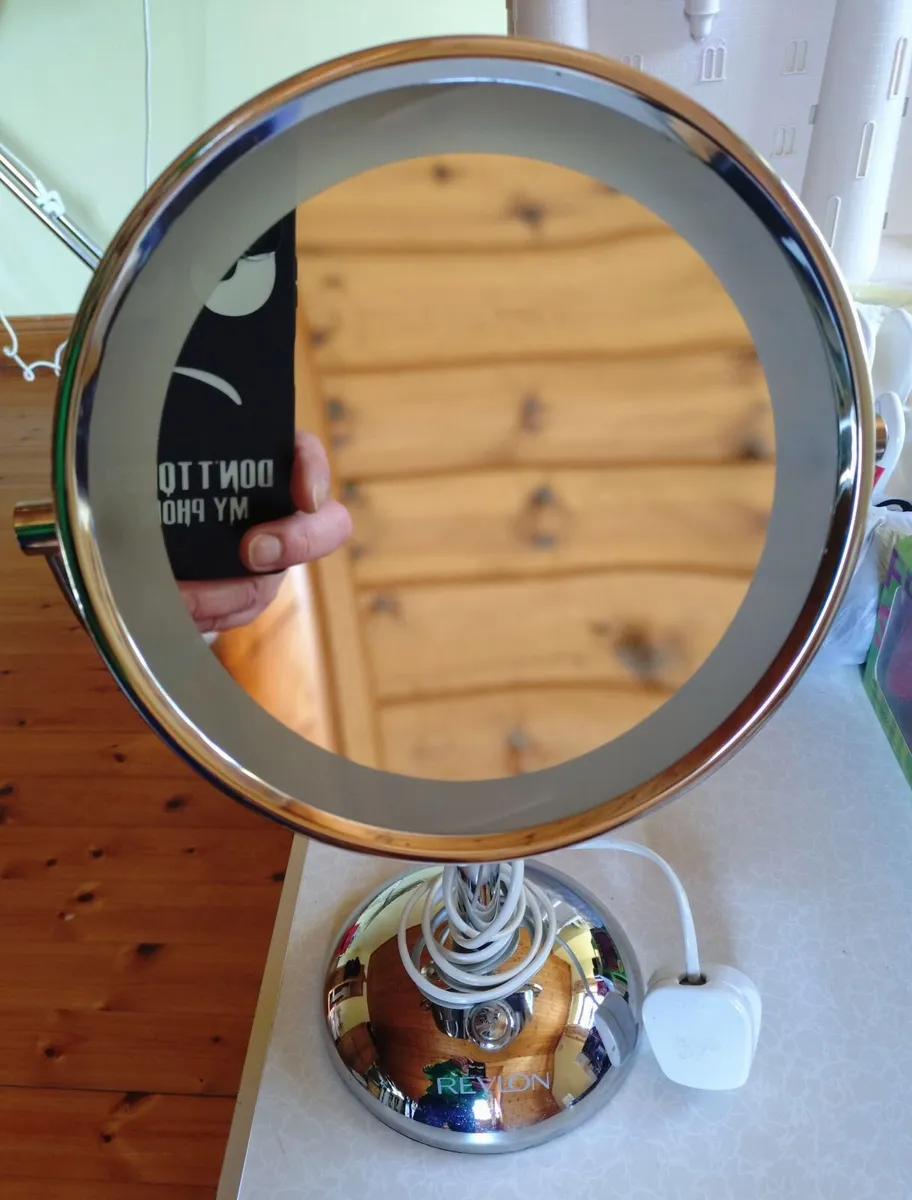 REVLON MAGNIFYING MAKEUP MIRROR, WIRED (USED). - Image 4