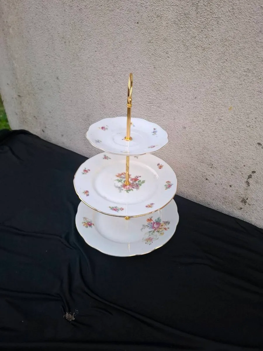 China 3 tiers floral cake stand postage possible - Image 2