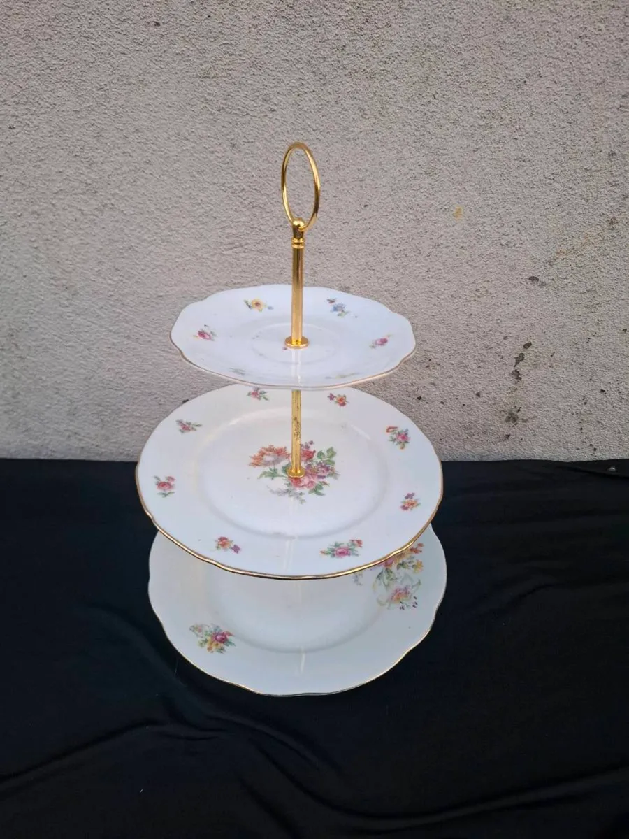 China 3 tiers floral cake stand postage possible - Image 1