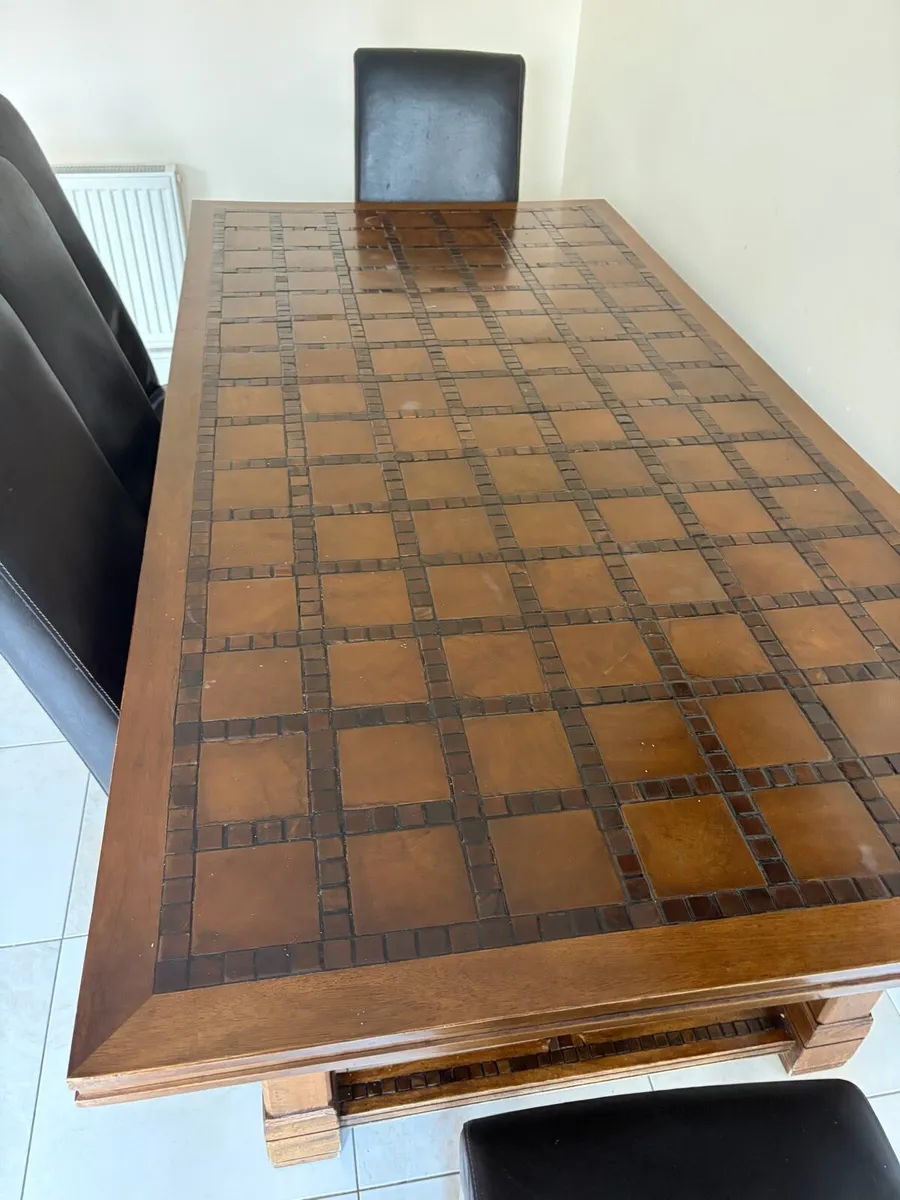 Table and chairs - Image 3