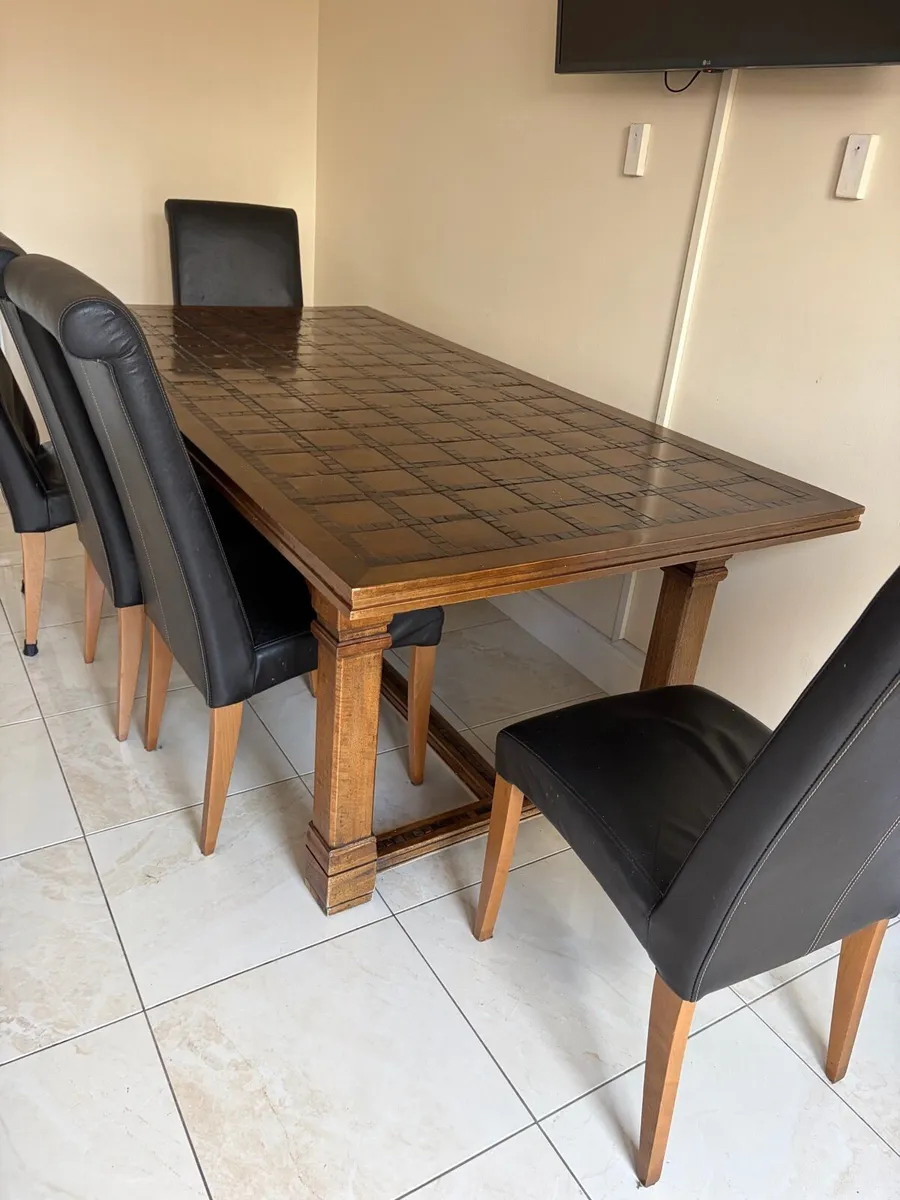Table and chairs - Image 1