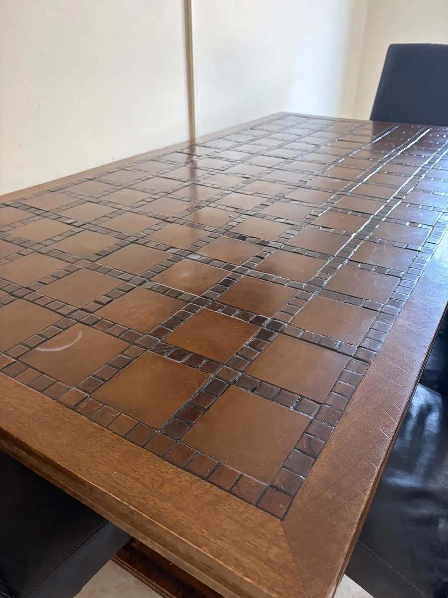 Table and chairs - Image 4
