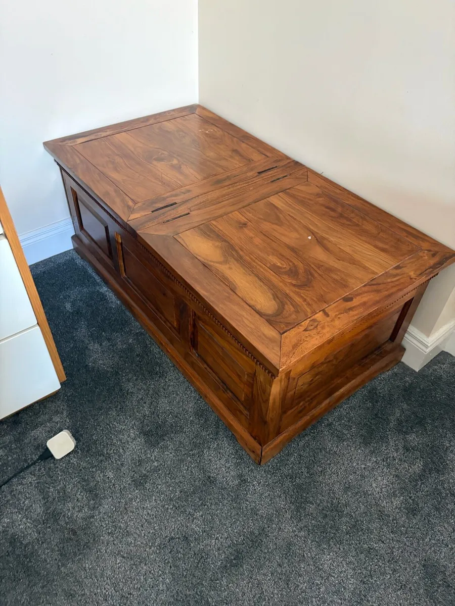 Large wooden chest - Image 1