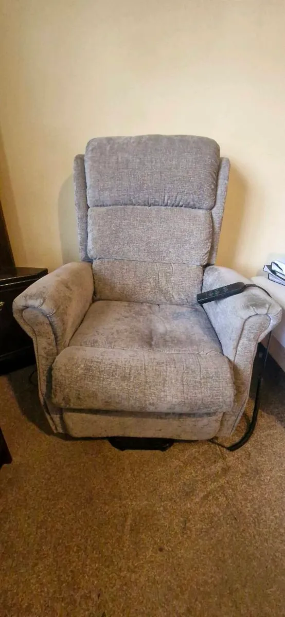Electric riser recliner chair - Image 1