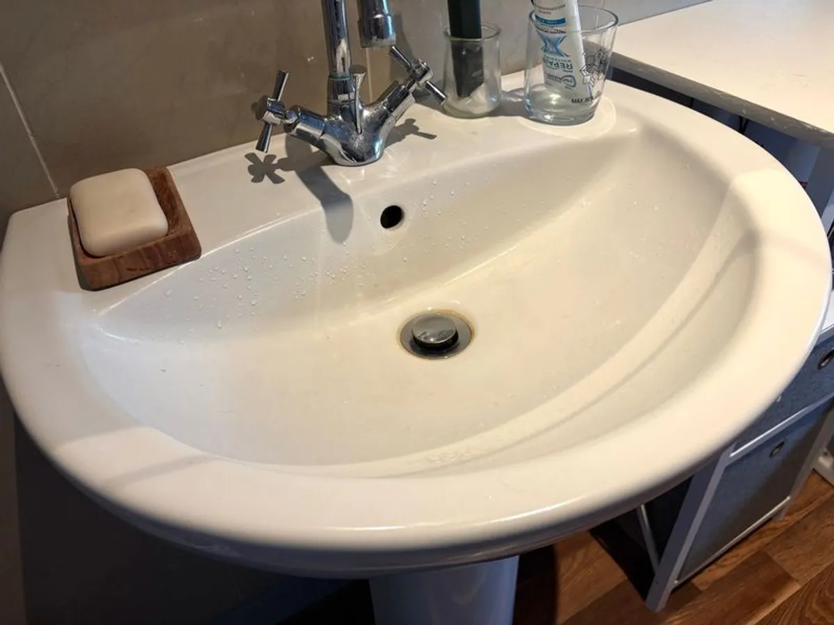Bathroom basin / toilet / storage unit - Image 1