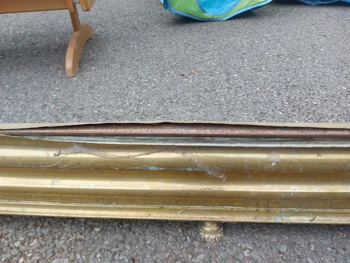 Antique brass fireplace fender - Image 3