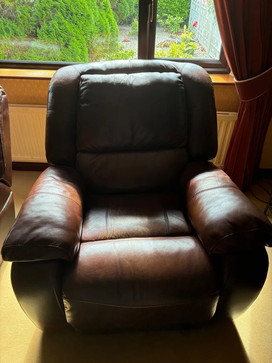 Leather recliner couch & 2 matching recliner chair - Image 3