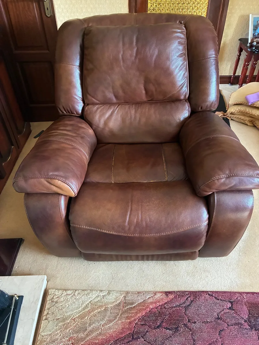 Leather recliner couch & 2 matching recliner chair - Image 4