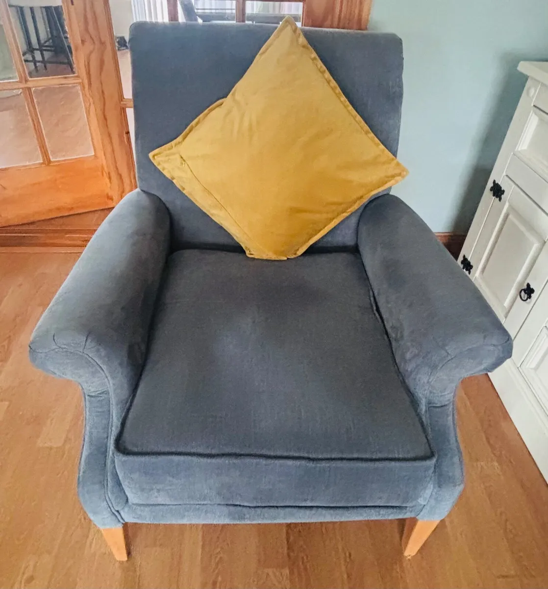 Three piece suite - Image 1