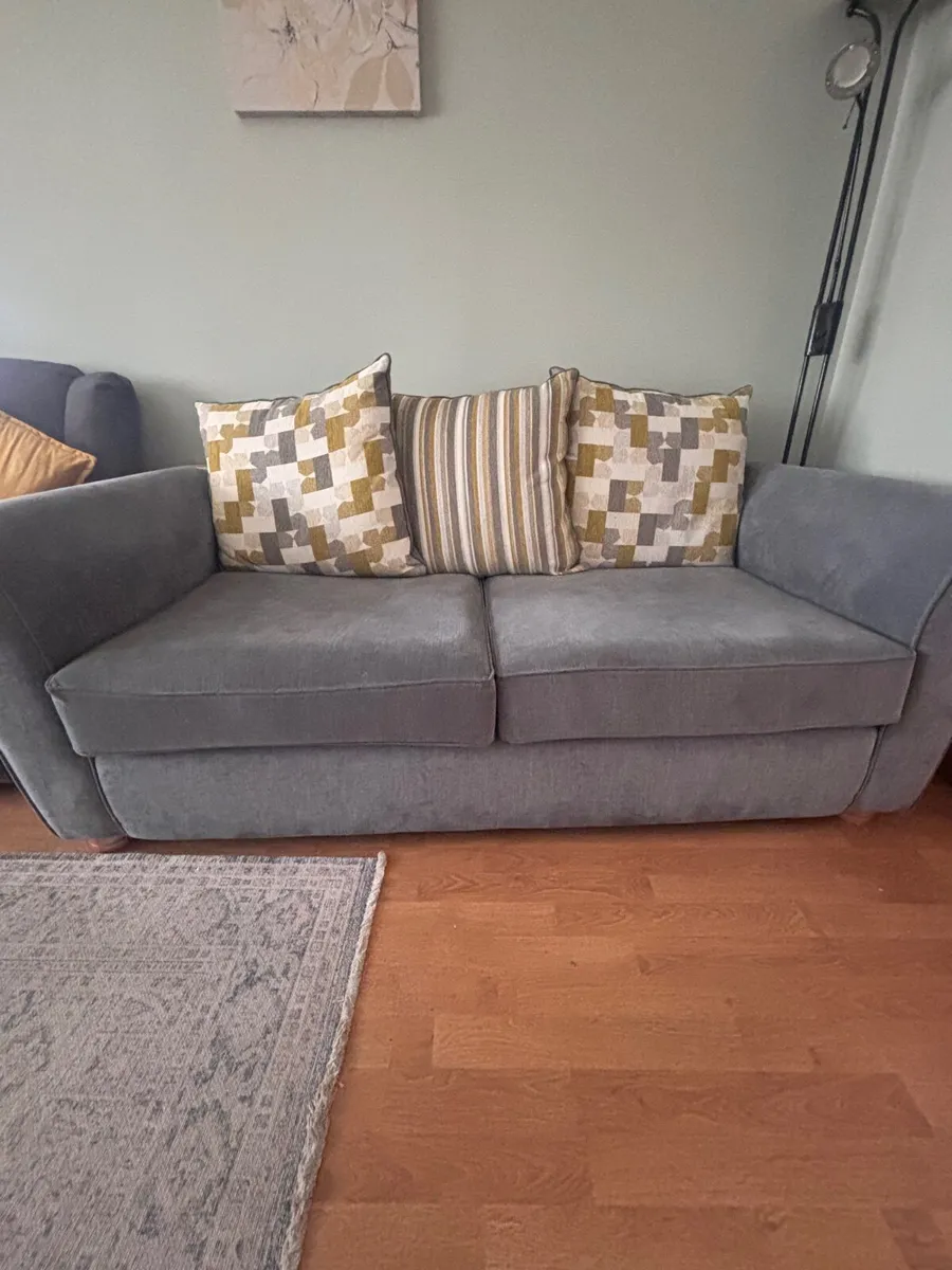 Three piece suite - Image 4