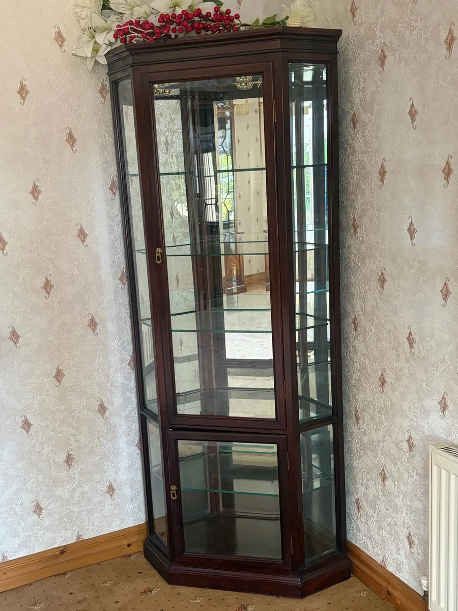Corner unit with lights