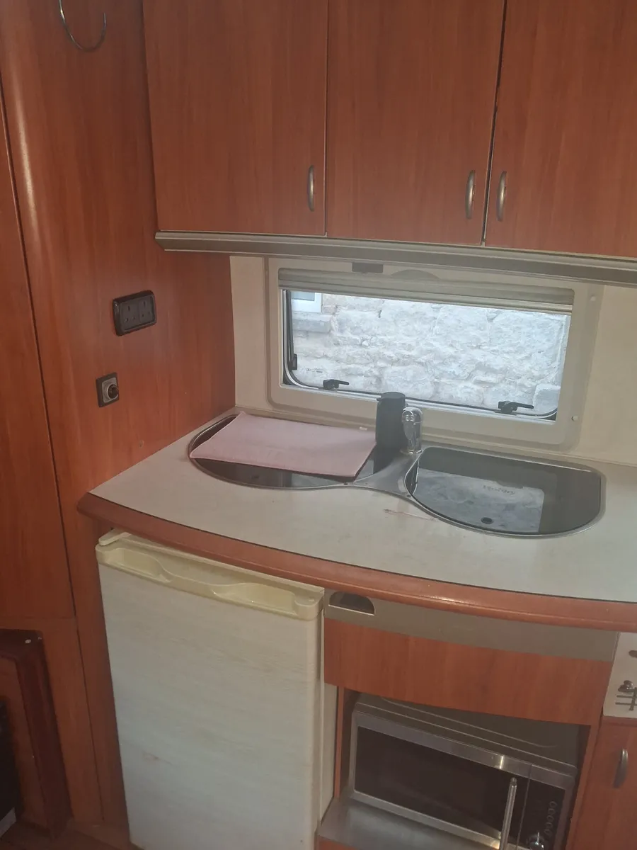 HOBBY TWIN AXLE 5/6 BERTH CARAVAN - Image 1