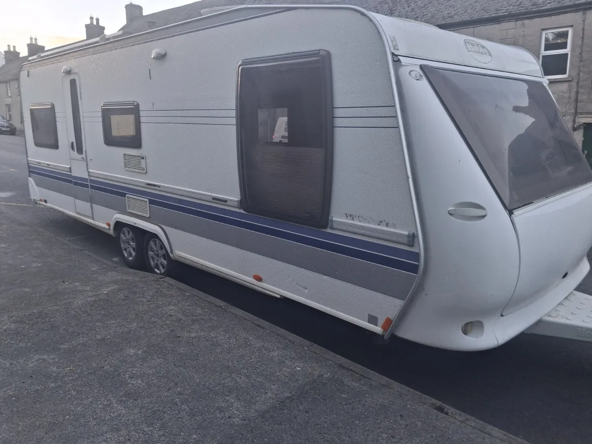 HOBBY TWIN AXLE 5/6 BERTH CARAVAN - Image 2