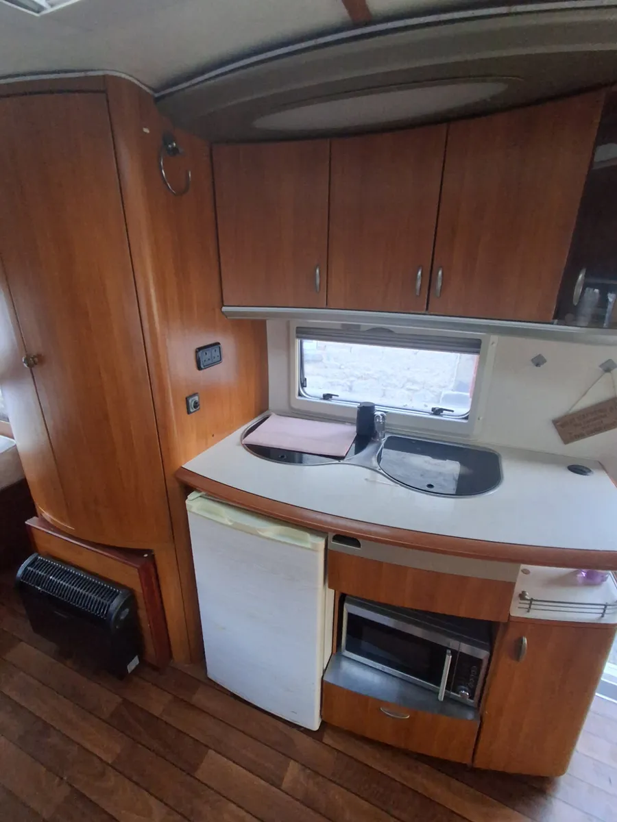 HOBBY TWIN AXLE 5/6 BERTH CARAVAN - Image 3