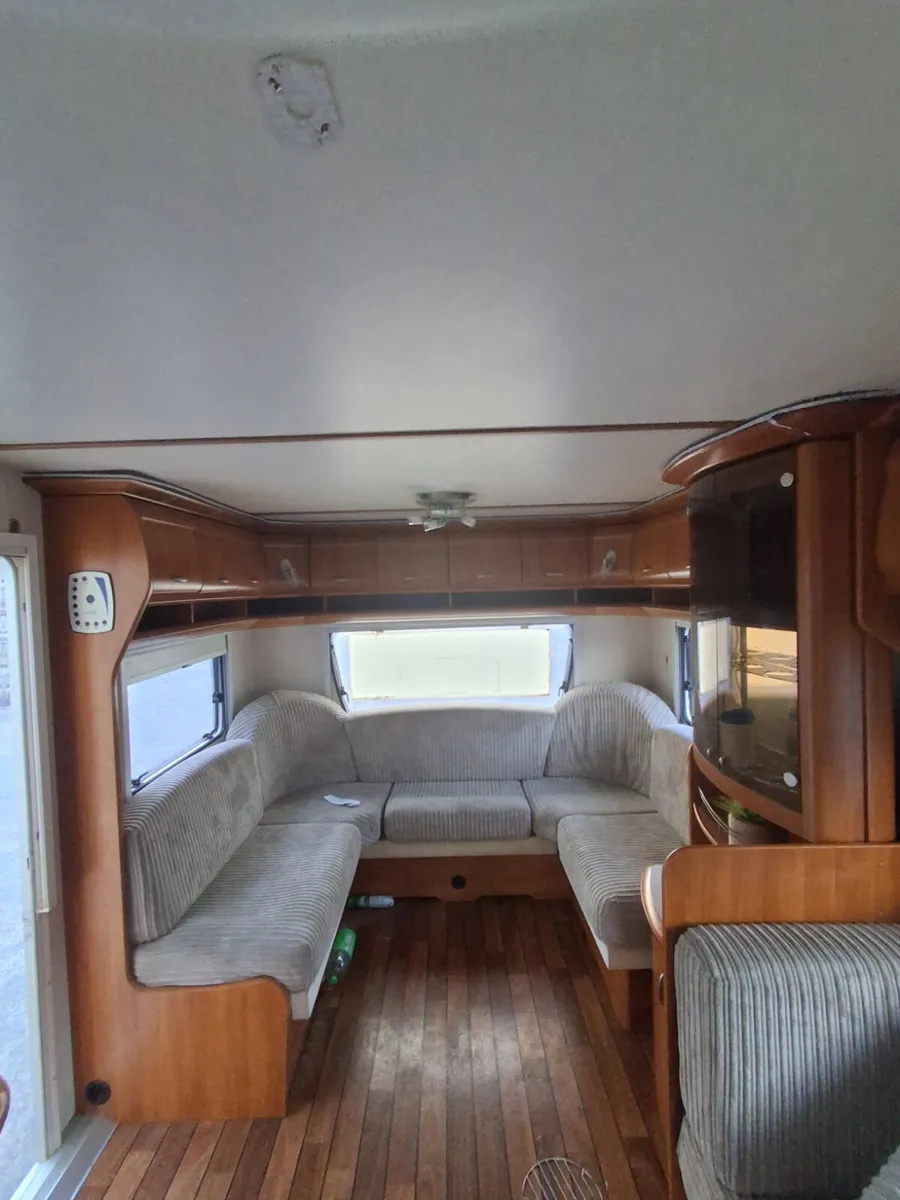 HOBBY TWIN AXLE 5/6 BERTH CARAVAN - Image 4
