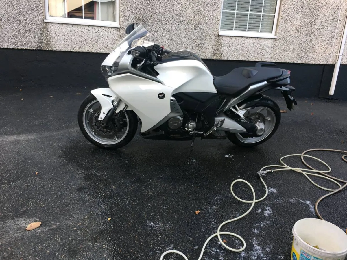 Honda vfr1200f - Image 2