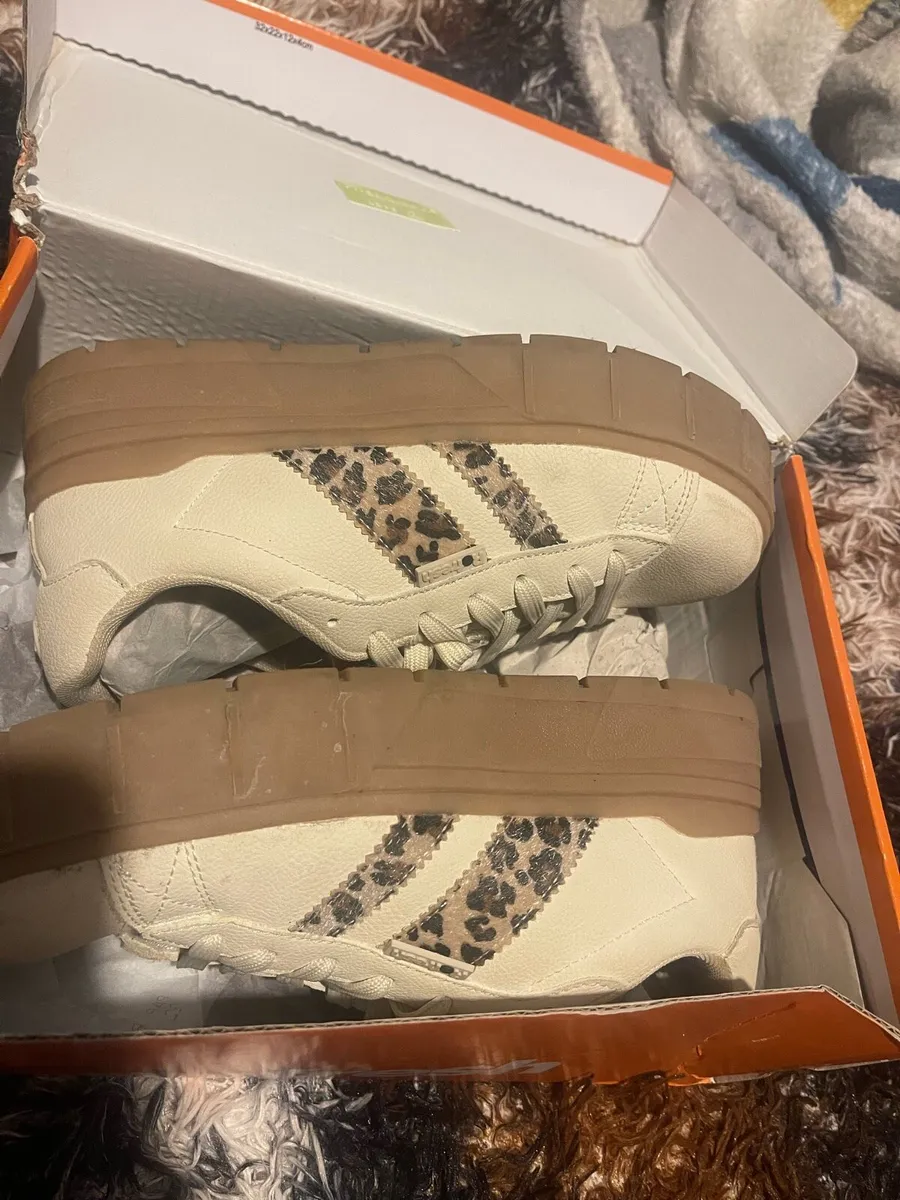 Women’s Refresh Beige Sneakers - Image 4