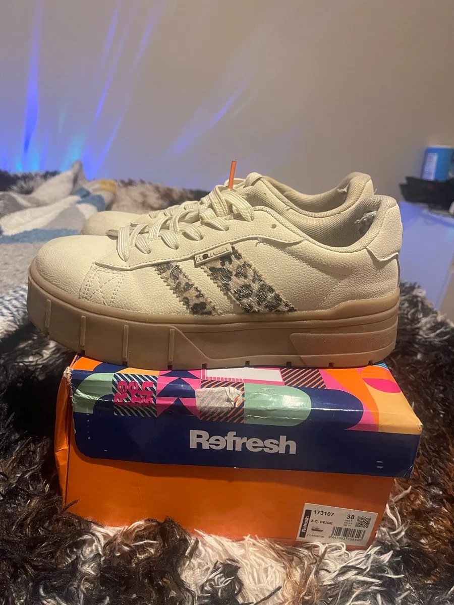 Women’s Refresh Beige Sneakers - Image 2