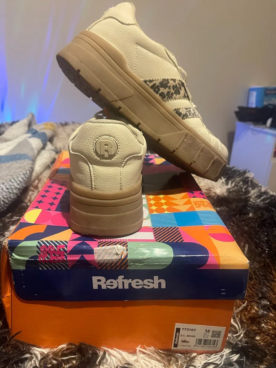 Women’s Refresh Beige Sneakers - Image 3