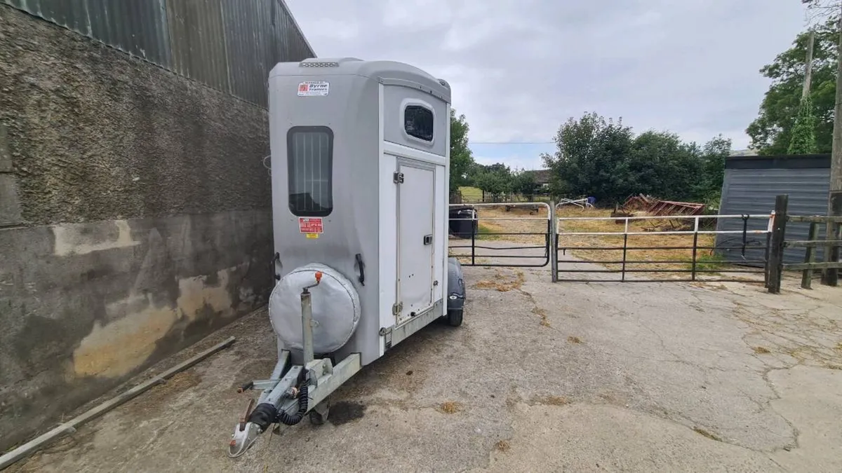 Nugent double horse trailer - Image 3