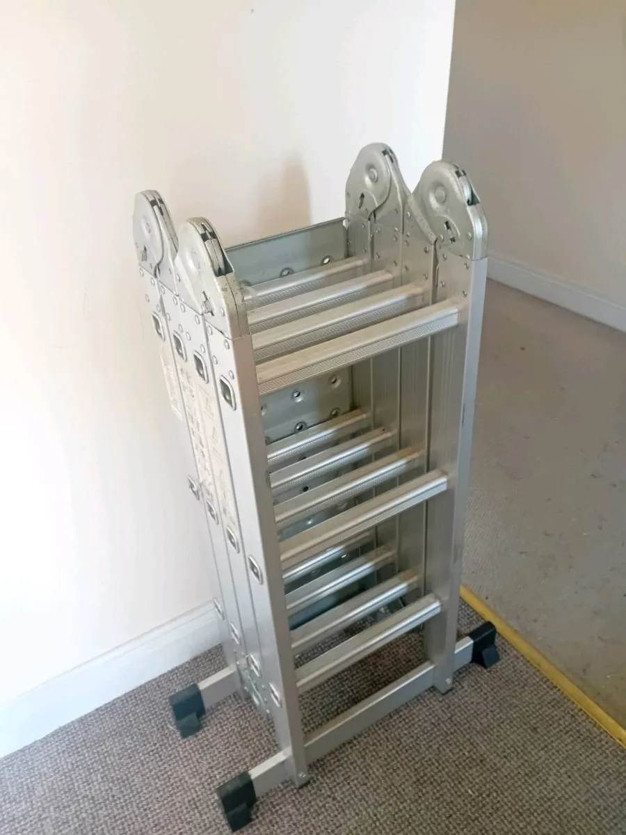 Folding ladder with scaffolding plates - Image 2
