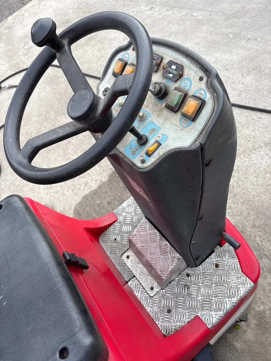 Ride on Floor scrubbing and drying machine - Image 3