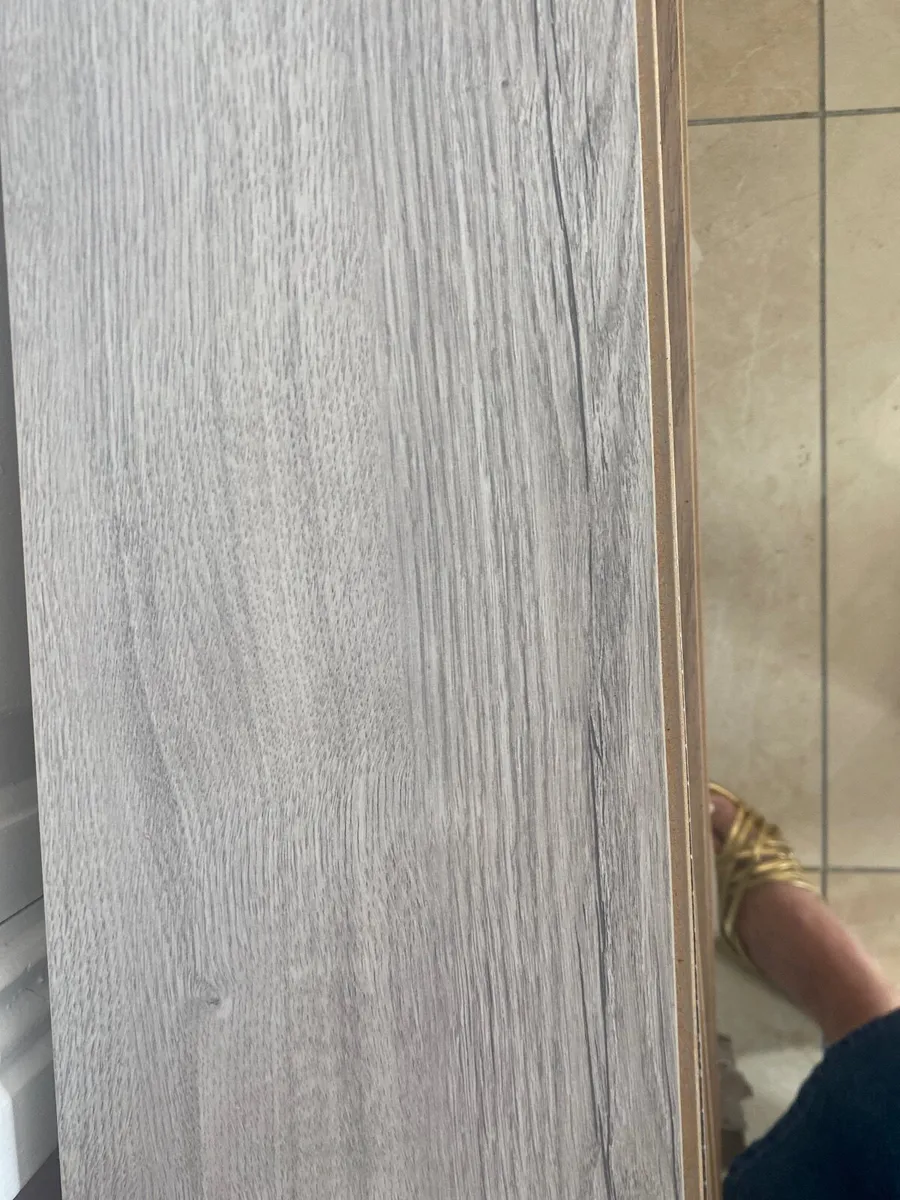 Laminate flooring 6 pack free and gaming chair - Image 2