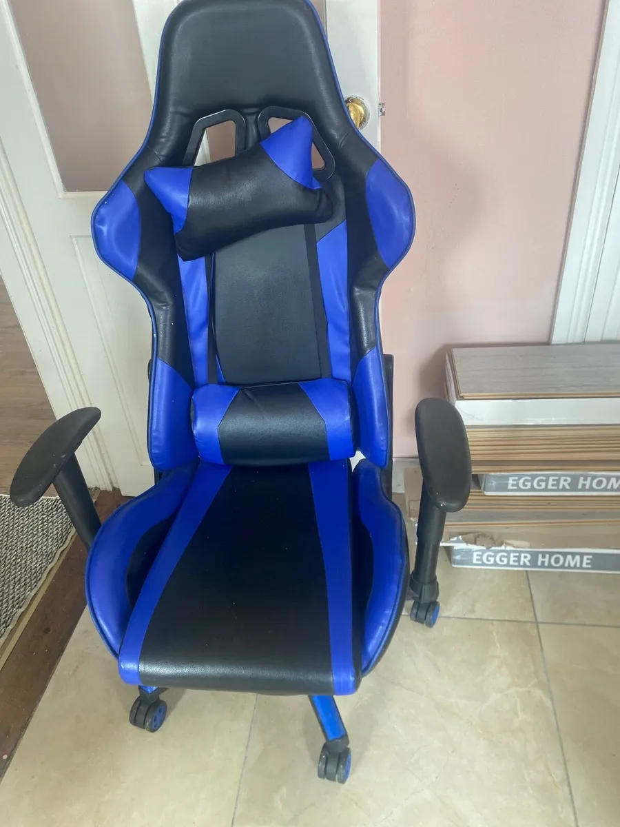 Laminate flooring 6 pack free and gaming chair - Image 4