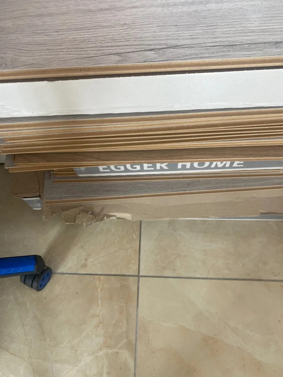 Laminate flooring 6 pack free and gaming chair - Image 3